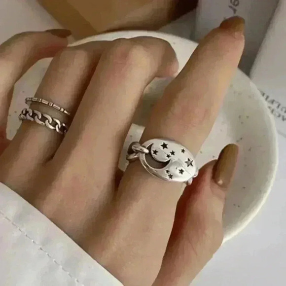 Sterling Silver Moon Star Chain Link Ring

Brand New - Picture 6 of 6